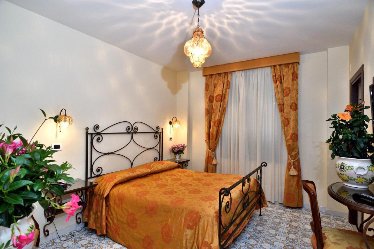Hotel La Tonnarella Sorrento Exterior foto